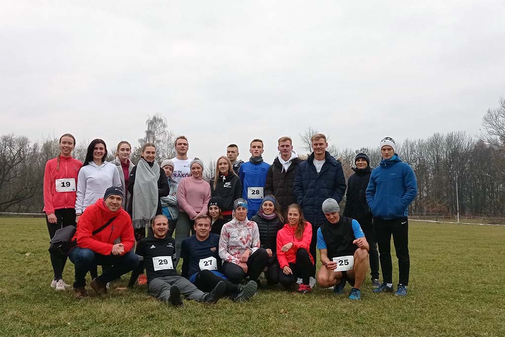 Reprezentacja sekcji lekkiej atletyki AZS UP wraz z trenerem