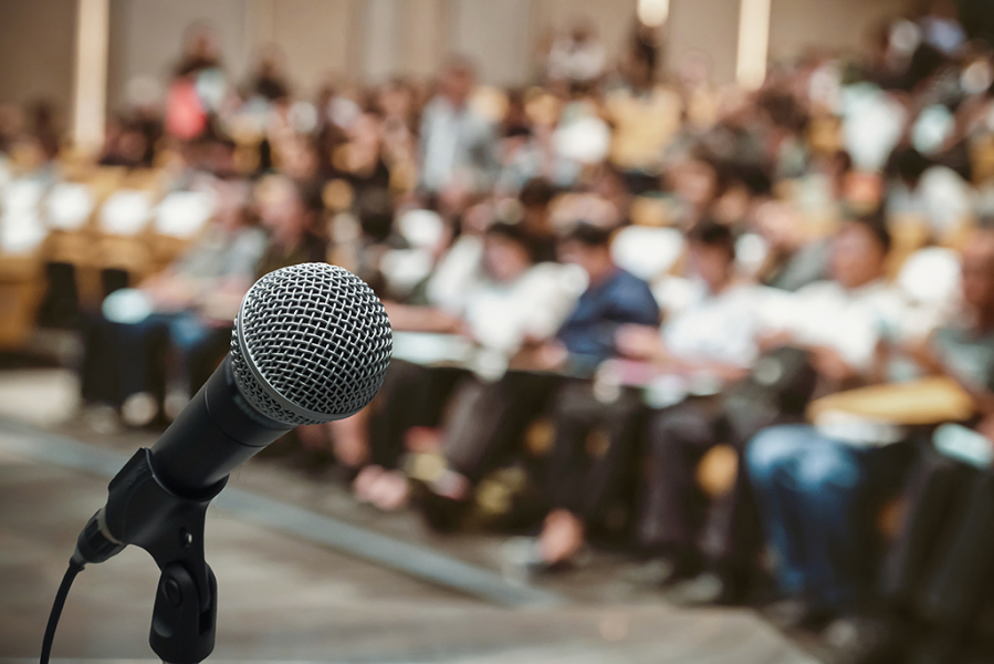 mikrofon na tle uczestników konferencji