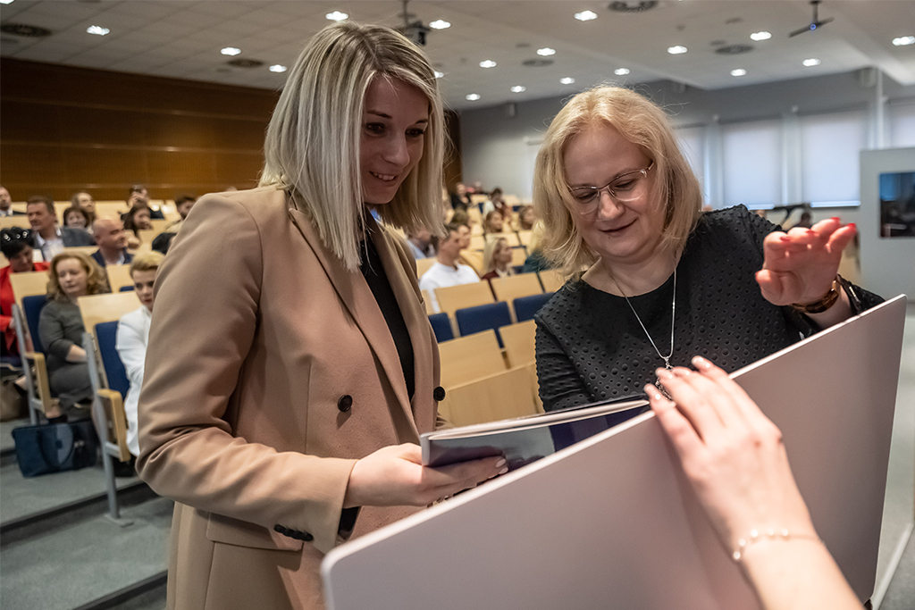 Prorektor ds. Studenckich dr hab. Katarzyna Plutecka, prof. UP wręczająca nagrody w plebiscycie 