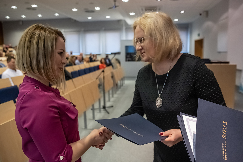 Prorektor ds. Studenckich dr hab. Katarzyna Plutecka, prof. UP wręczająca nagrody w plebiscycie 