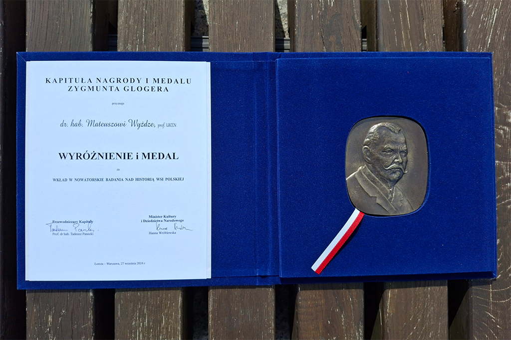 Nagroda i Medal im. Zygmunta Glogera przyznana dr. hab. Mateuszowi Wyżdze, prof UKEN