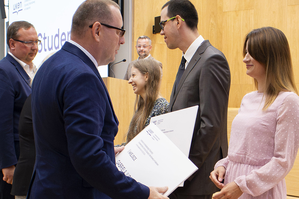 Rektor Uniwersytetu Komisji Edukacji Narodowej w Krakowie prof. dr hab. Piotr Borek wręcza dyplomy za zwycięstwo w konkursie „Najlepszy Starosta Uniwersytetu Komisji Edukacji Narodowej w Krakowie