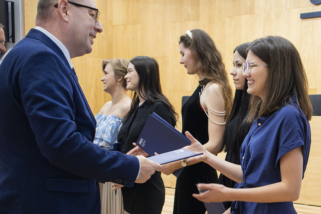 Rektor Uniwersytetu Komisji Edukacji Narodowej w Krakowie prof. dr hab. Piotr Borek wręcza pamiątkowe dyplomy za zaangażowanie w działania promocyjne uczelni