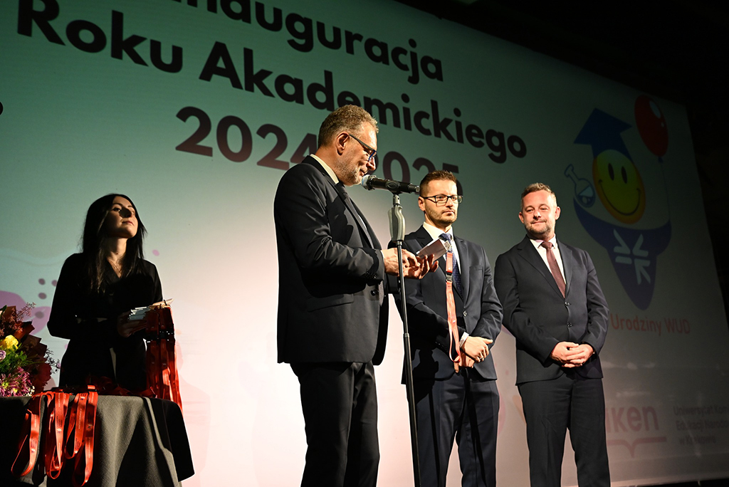 Inauguracja roku akademickiego 2024/2025 Wadowickiego Uniwersytetu Dzieci, na scenie kierownik Działu Promocji UKEN Adam Gliksman i Burmistrz Wadowic Bartosz Kaliński 