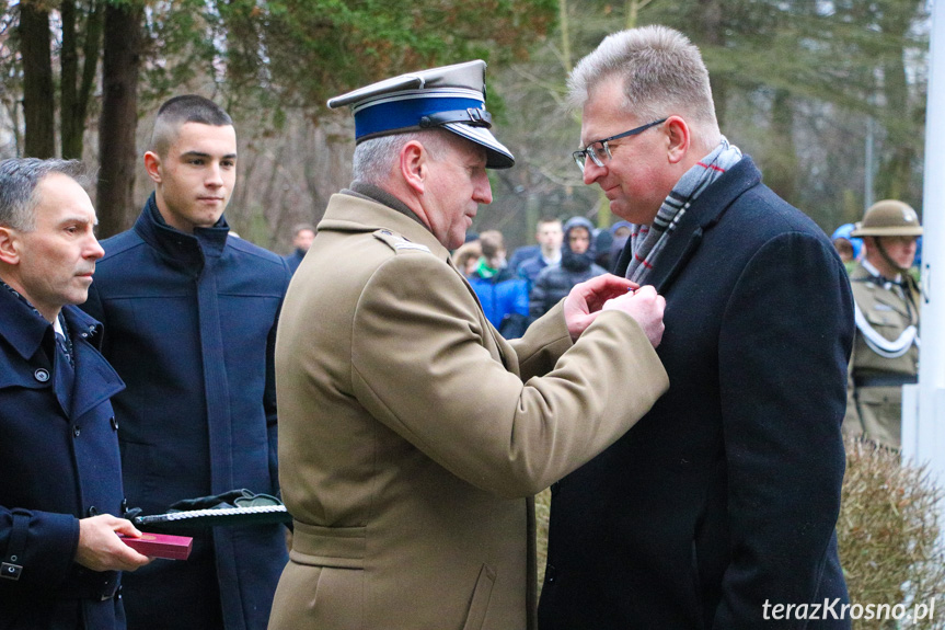 moment dekoracji prof. dr. hab. Mariusza Wołosa