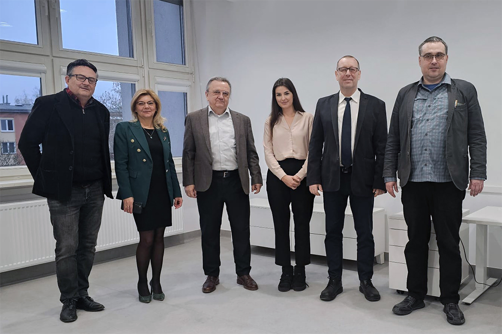 osoby obecne podczas oficjalnego otwarcia laboratoriów, na czele z Rektorem prof. dr. hab. Piotrem Borkiem oraz z Prorektorem ds. Kształcenia i Rozwoju dr. hab. Robertem Stawarzem, prof. UKEN, Dyrektora Instytutu Psychologii UKEN dr. Rafałem Abramciowem, prof. UKEN oraz kierownikiem dyscypliny Psychologia dr. Łukaszem Krzywoszańskim