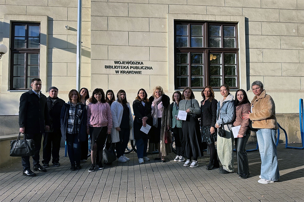 uczestnicy projektu przed gmachem Wojewódzkiej Biblioteki Publicznej w Krakowie 