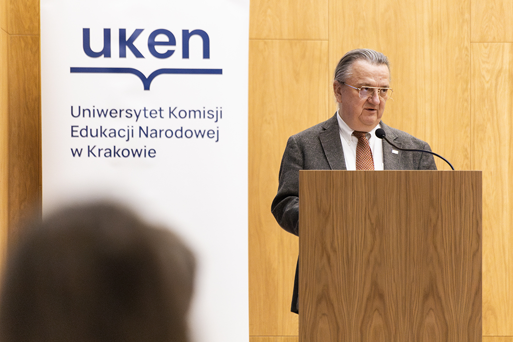 przy pulpicie Prorektor ds. Kształcenia i Rozwoju dr hab. Robert Stawarz, prof. UKEN