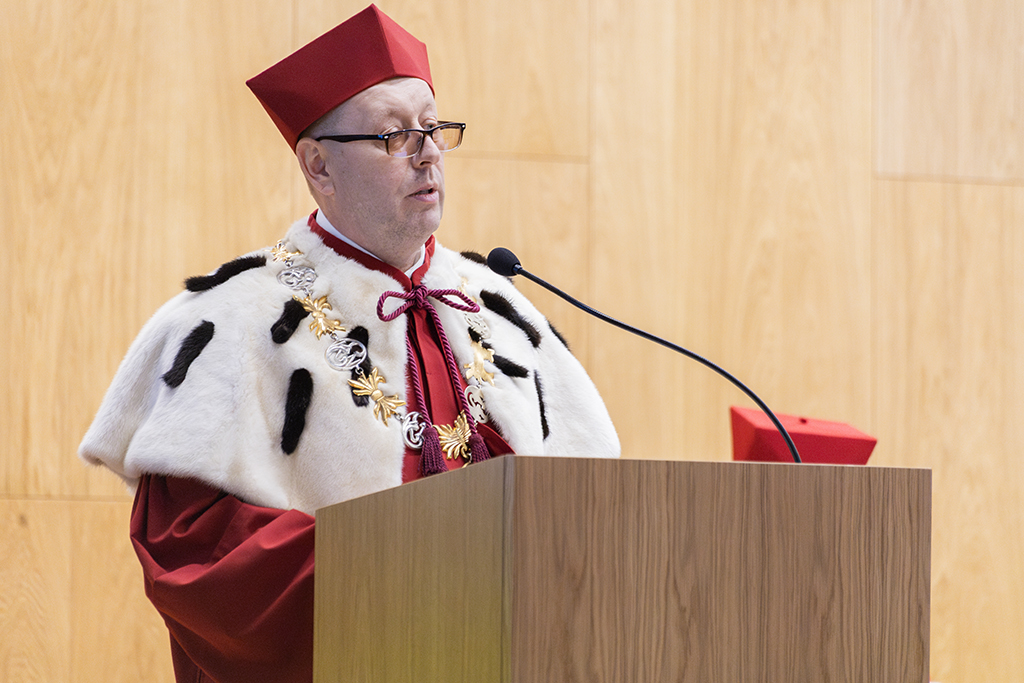 Rektor Uniwersytetu Komisji Edukacji Narodowej w Krakowie prof. dr hab. Piotr Borek przy mównicy