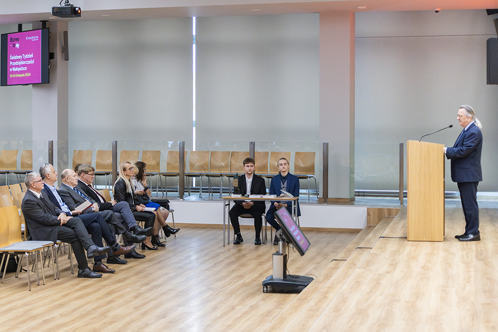 uczestnicy konferencji, przy pulpicie Prorektor ds. Kształcenia i Rozwoju dr hab. Robert Stawarz, prof. UKEN