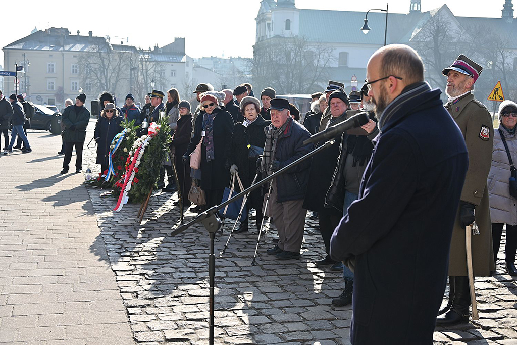 uczestnicy uroczystości podczas złożenia kwiatów na placu im. o. Adama Studzińskiego