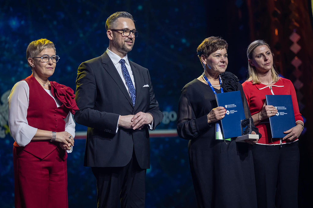 prof. dr hab. Bożena Popiołek, dr hab. Urszula Kicińska, prof. UKEN wraz z Ministrem Nauki i Szkolnictwa Wyższego