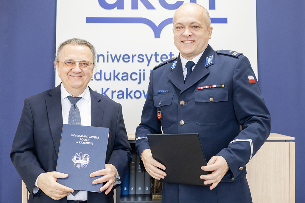 Prorektor ds. Kształcenia i Rozwoju dr hab. Robert Stawarz, prof. UKEN z Komendantem Miejskiej Policji w Krakowie podinsp. Pawłem Jastrzębiem