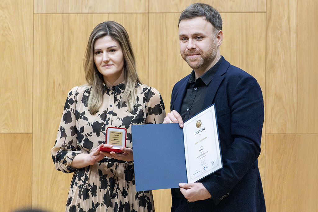 Piotr Rąpalski, redaktor naczelny „Gazety Krakowskiej” i „Dziennika Polskiego”, z jedną z laureatek plebiscytu 