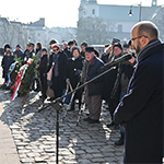 uczestnicy uroczystości podczas złożenia kwiatów na placu im. o. Adama Studzińskiego