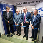 Oficjalnego otwarcia nowatorskich laboratoriów fizyki i nowoczesnych technik kryminalistycznych dokonali Rektor Uniwersytetu Komisji Edukacji Narodowej w Krakowie prof. dr hab. Piotr Borek, Prorektor ds. Kształcenia i Rozwoju dr hab. Robert Stawarz, prof. UKEN oraz Dyrektor Instytutu Prawa, Ekonomii i Administracji UKEN prof. dr hab. inż. Andrzej Kozera (moment przecięcia wstęgi)