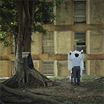 fot. Tomasz Padło, Fotograf portretowy rozkłada tło. Uniwersytet Makerere w Kampali, Uganda