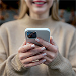 Jak poruszać się po Krakowie? Poradnik dla studentów studentka z telefonem w dłoni