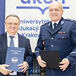 Prorektor ds. Kształcenia i Rozwoju dr hab. Robert Stawarz, prof. UKEN z Komendantem Miejskiej Policji w Krakowie podinsp. Pawłem Jastrzębiem