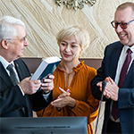 Rektor UKEN prof. dr hab. Piotr Borek i Redaktor Naczelna Wydawnictwa UKEN, Agnieszka Rozpłochowska-Boniatowska gratulują autorowi nowej publikacji