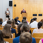 przemowa Rektora UKEN, na pierwszym planie goście galiuczestnicy gali