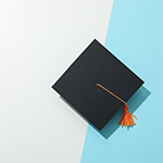 Stypendium Rektora: nagroda za wybitne wyniki i osiągnięcia biret akademicki