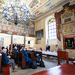 Konferencję otworzyli Helena Jakubowicz, Przewodnicząca Zarządu Gminy Wyznaniowej Żydowskiej w Krakowie, oraz prof. dr hab. Piotr Borek, Rektor Uniwersytetu Komisji Edukacji Narodowej w Krakowie