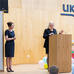 otwarcie uroczystości, przy pulpicie Prorektor ds. Studenckich, dr hab. Katarzyna Plutecka, prof. UKEN, oraz Dziekan Uniwersytetu Dzieci i Rodziców, dr Marzena Albrycht