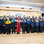 nowi doktorzy i doktorzy habilitowani na wspólnym zdjęciu z władzami rektorskimi